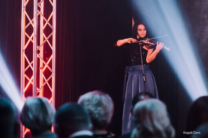 Мода заради життя: на Закарпатті відбувся ІІІ-й благодійний показ мод дизайнерки Роксолани Новак – 156