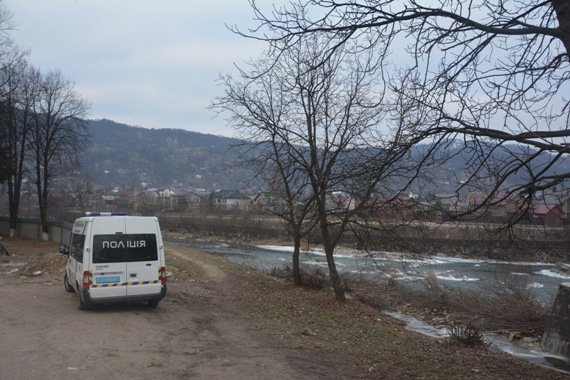 Поліцейські знайшли ймовірного вбивцю молодої дівчини, тіло якої виявили на березі річки – 05