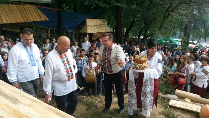 Як на фестивалі "Гуцульська бриндзя" гуляли та жартівливо білизну навиворіт одягали на "файну погоду" – 12 Як на фестивалі "Гуцульська бриндзя" гуляли та жартівливо білизну навиворіт одягали на "файну погоду" – 12