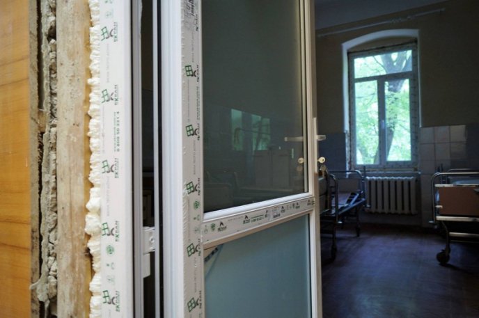 У Мукачівській ЦРЛ замінюють вікна та двері – 06