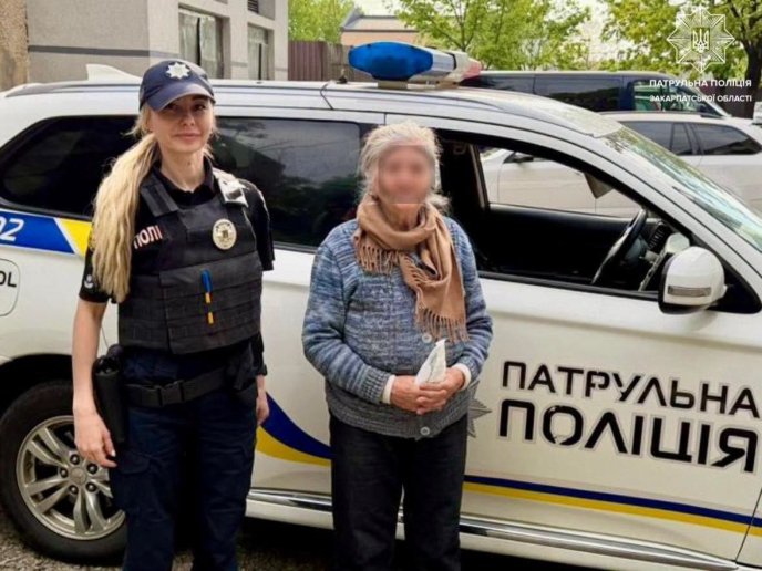 Патрульні допомогли жінці дістатися додому / фото: Патрульна поліція Закарпаття