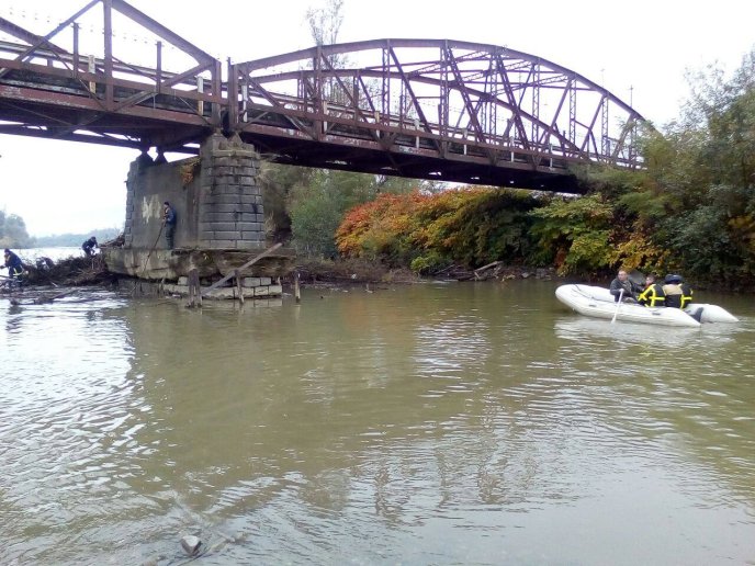 Хустські рятувальники розчищали підмостові опори, щоб уникнути підтоплень – 02