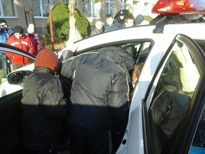 Два екіпажі поліцейських відвідали Мукачівську спеціальну загальноосвітню школу-інтернат І-ІІ ступенів – 03