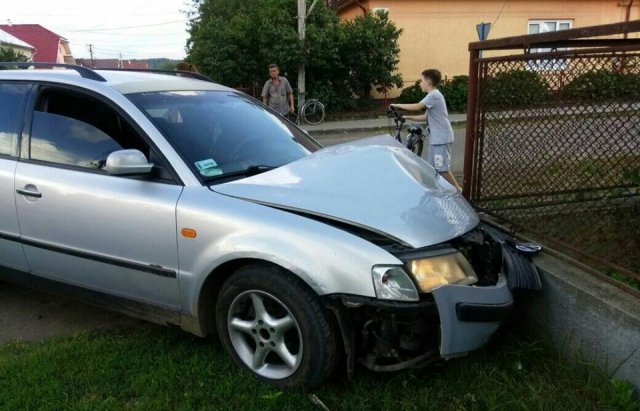 В Іршаві автомобіль врізався в огорожу – 01 В Іршаві автомобіль врізався в огорожу – 01