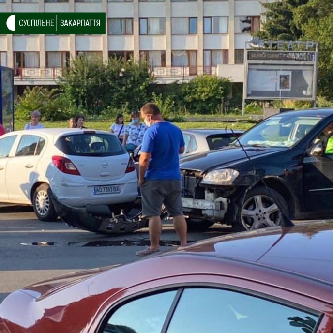 В Ужгороді п‘яний водій на швидкості в’їхав у автобус – 02