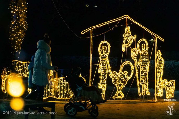 На ялинках Ужгорода та Мукачева засвітили святкові вогні – 02