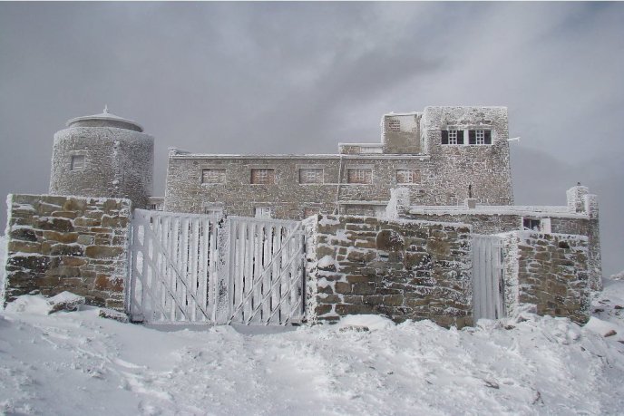 У горах Закарпаття – до 35 сантиметрів снігу, а на низовині зацвів бузок – 05