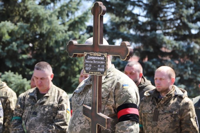 Отримав множинні осколкові поранення від вибуху: в Ужгороді поховали військового – 07