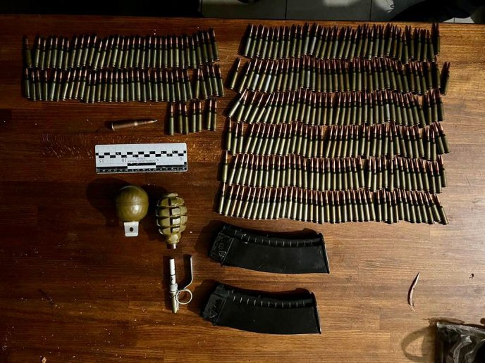 Гранатомет та автомат Калашникова: поліція показала відео затримання закарпатця – 04