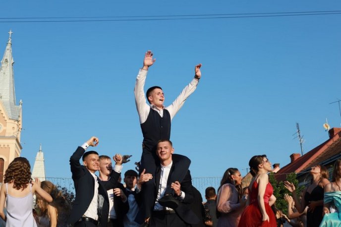 Парад випускників 2021: перші фото зі свята – 05