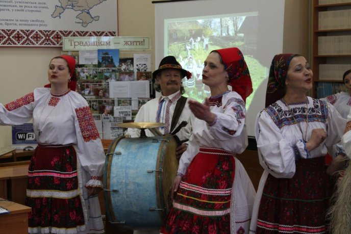 У Закарпатській обласній бібліотеці презентували книги і танцювали народні танці – 09