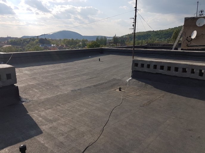 На вулиці Верді у Мукачеві оновлюють дах багатоповерхівки – 07