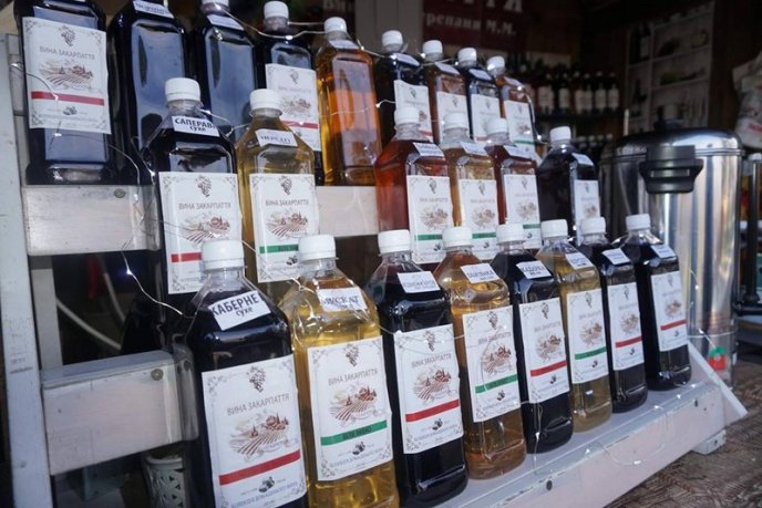 «Червене вино 2020»: чим пригощають та як розважають гостей фестивалю – 02