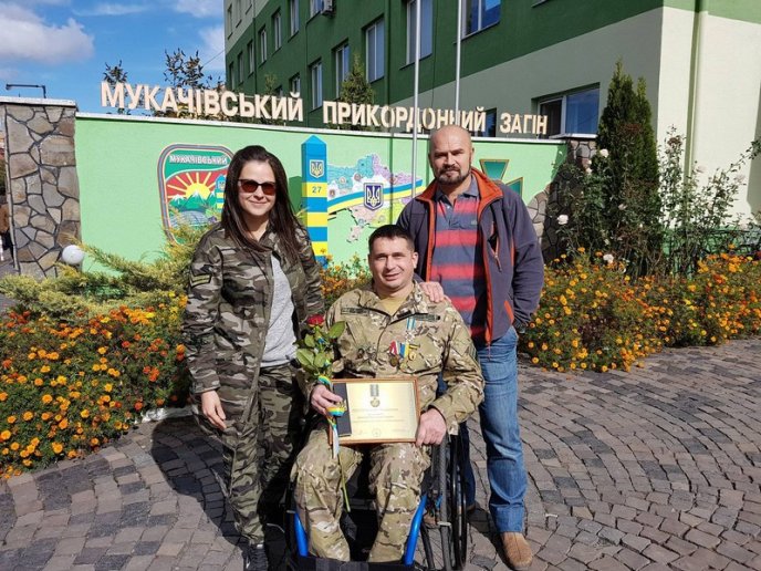 Важкопоранений боєць АТО із Мукачева отримав нагороду від Петра Порошенка – 09