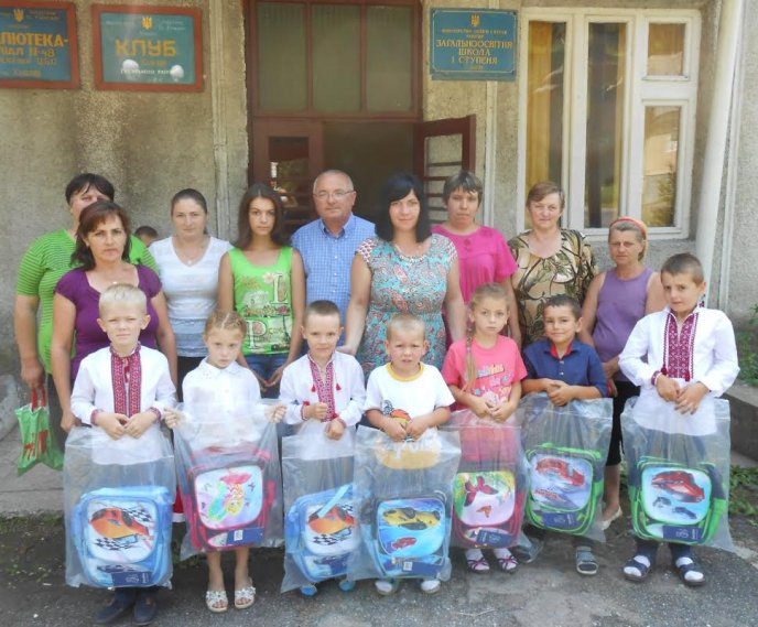 Майбутні першокласники Рахівщини отримали шкільні ранці та набори для навчання – 12