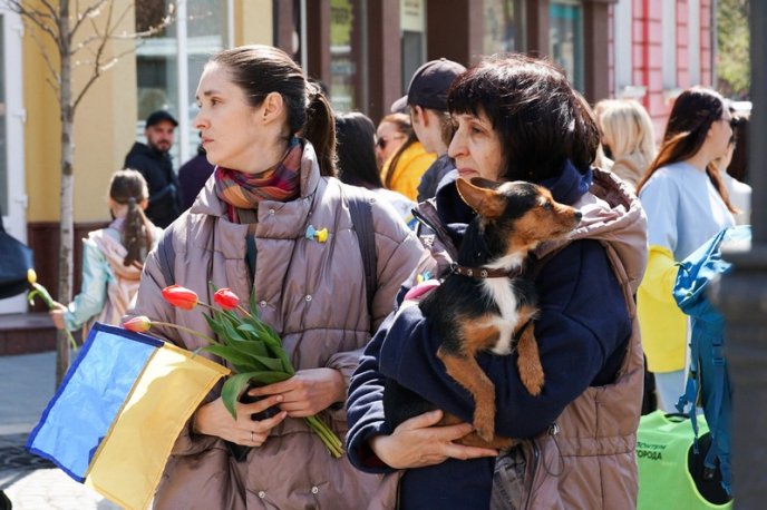 Життя вмістилося в валізу: в Ужгороді провели флешмоб – 05