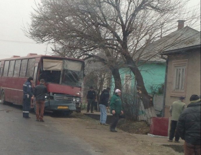 Пасажирський автобус "Ужгород-Чернівці", який ледь не врізався у житловий будинок, витягали трактором – 02