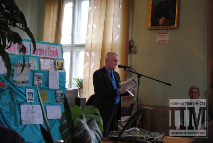 У читальному залі Мукачівської міської бібліотеки презентували книгу "Казка про Кощея і Янгу" (ФОТО)   – 08