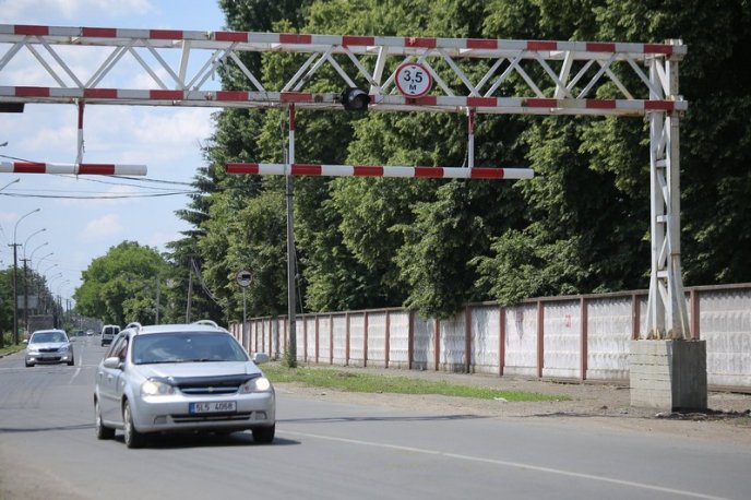 На одній із вулиць Мукачева встановили обмежувач руху великогабаритного транспорту – 02
