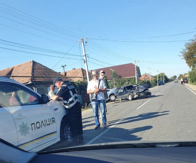 Розтрощене авто посеред дороги: на Мукачівщині сталась аварія – 01