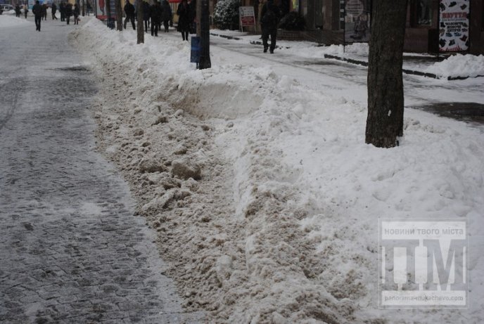 Центральну частину Мукачева комунальники очищають від снігу (ФОТО) – 06