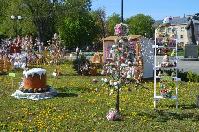 На головній площі Закарпаття розквітли писанками великодні дерева – 01