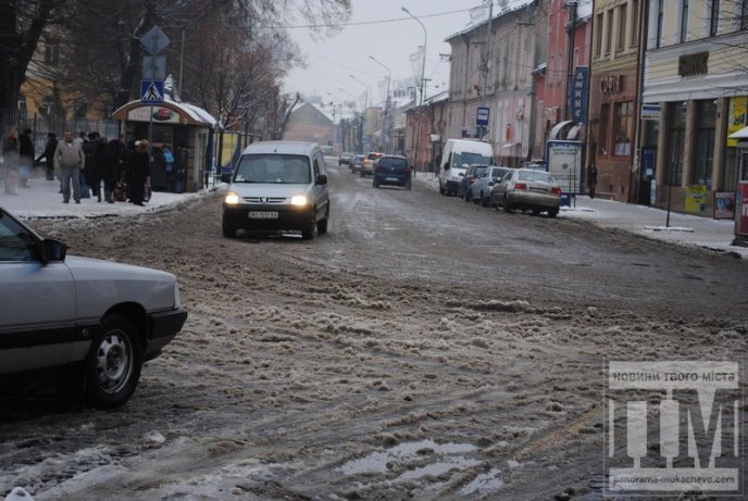 У Мукачеві сніг прибирають лише в центрі (ФОТОРЕПОРТАЖ)  – 07