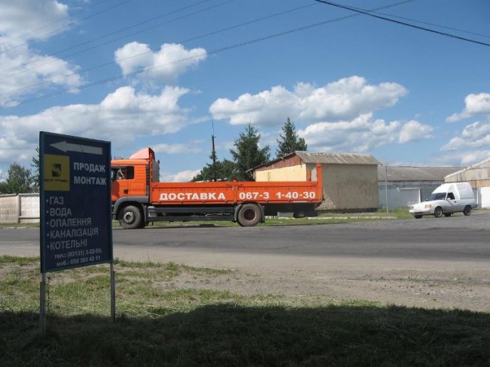 Мукачівці скаржаться на рух вантажівок, через який руйнуються дороги та будинки – 03