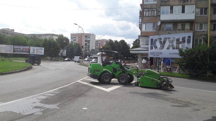На вулицях Ужгорода помітили фінську спецтехніку – 03