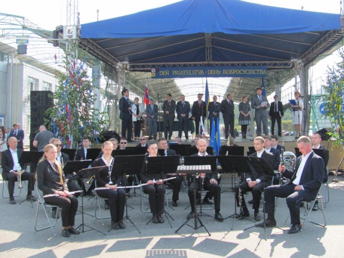 У День добросусідства українці передали словакам легендарний гелікоптер – 01