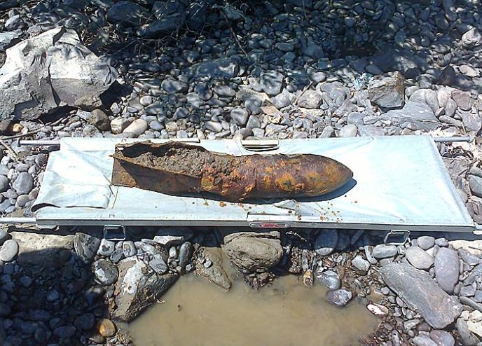 У Тячівському районі на березі річки виявили авіабомбу часів Другої світової війни – 01