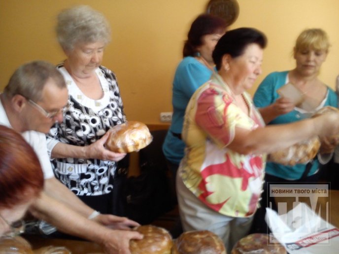 Місцевий осередок ВО "Батьківщина" роздавав безкоштовно паски (ФОТО) – 12