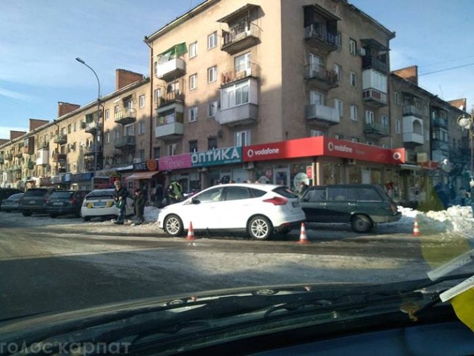 В обласному центрі зіткнулися два автомобілі – 01