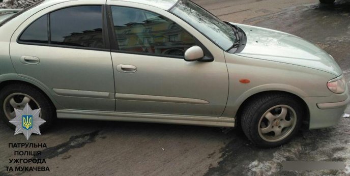 В Ужгороді евакуювали "Nissan", який перешкоджав руху – 01