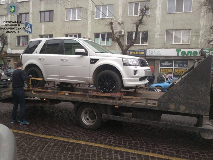 Як у Мукачеві вчора евакуйовували машини – 01