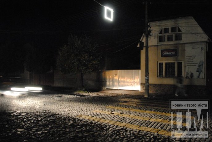 Ноу-хау від дорожників: у Мукачеві знаки вночі вже навіть світяться (ФОТОФАКТ) – 02