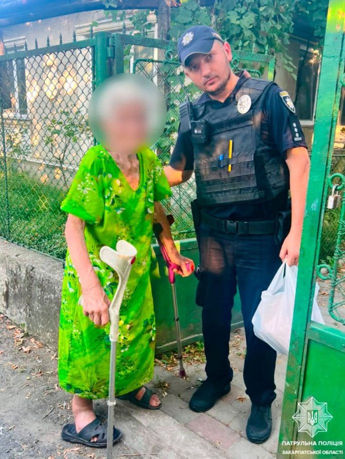 Ужгородські патрульні допомогли дезорієнтованій жінці / фото: Патрульна поліція Закарпаття
