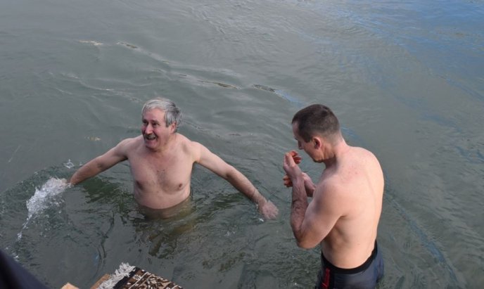 Тисячі вірян прийшли помолитись у храми Ужгорода та освяти воду – 06