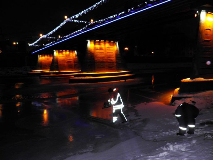 В Ужгороді рятувальники бензопилами звільняли качок та лебедів з крижаного полону – 02