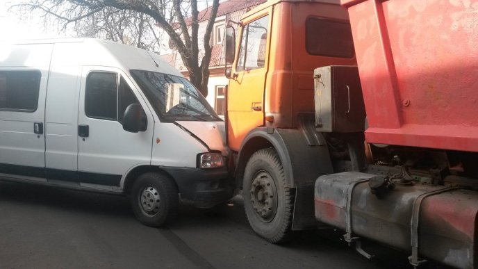 В Ужгороді в ДТП зіткнулись відразу 5 автомобілів (ФОТО) – 02