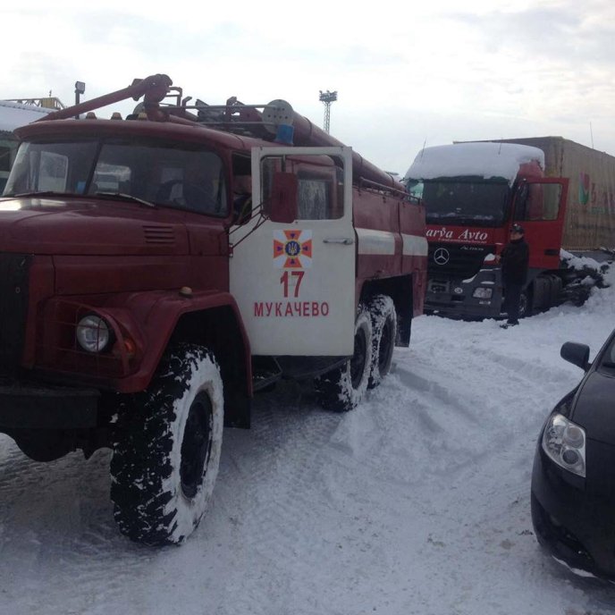 Мукачівські рятувальники визволили зі снігової пастки вантажівку – 02
