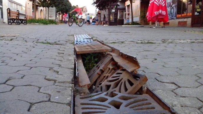 Пішохідну зону в історичному центрі Ужгорода понівечили вантажівки – 02 Пішохідну зону в історичному центрі Ужгорода понівечили вантажівки – 02