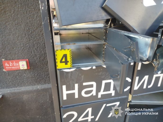 На Закарпатті двоє юнаків викрали з поштомата ювелірні вироби на понад 100 тисяч гривень – 01