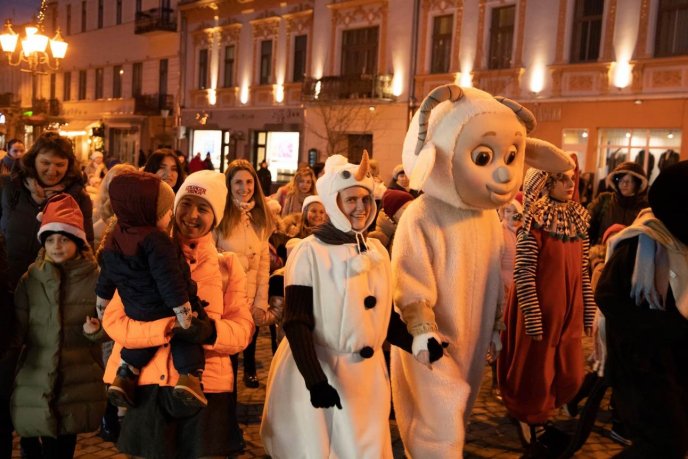 На ялинках Ужгорода та Мукачева засвітили святкові вогні – 09