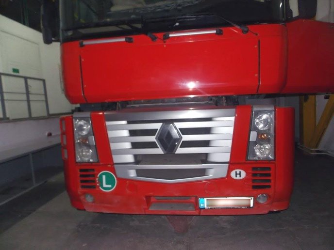 Прикордонники затримали вантажівку, тайник якої був забитий контрабандними сигаретами – 03