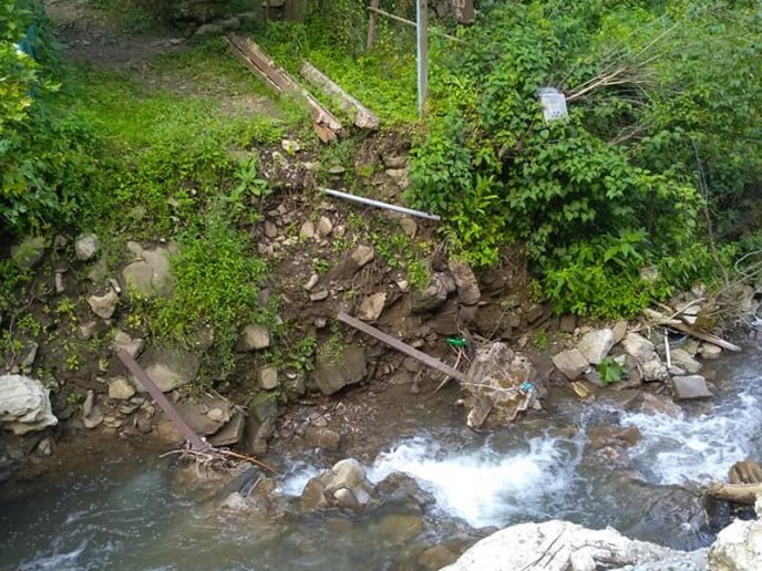 Одна з доріг Закарпаття є небезпечною: люди бояться відпускати дітей  – 01