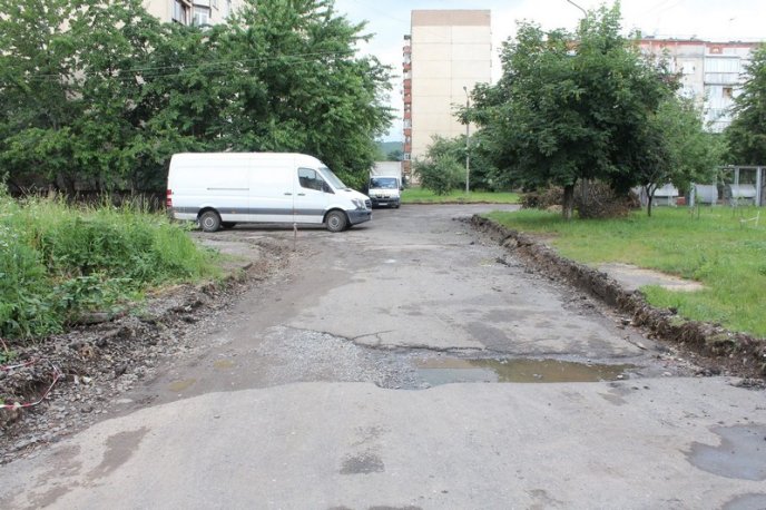 У Мукачеві на бульварі Гойди ремонтують проїзд – 01