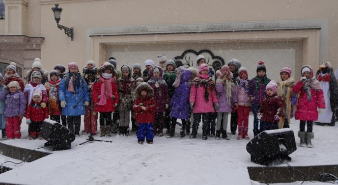 Хороводи, конкурси, подарунки: в Ужгороді відбувся святковий флешмоб "Колядуймо разом" – 01 Хороводи, конкурси, подарунки: в Ужгороді відбувся святковий флешмоб "Колядуймо разом" – 01