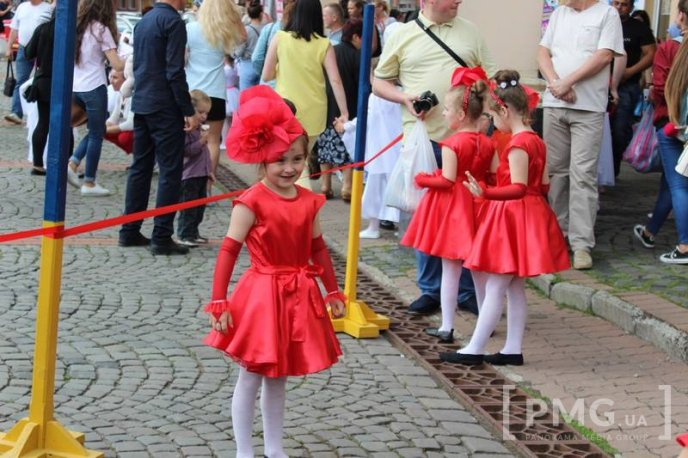 Центр Мукачева перетворився на великий концертний майданчик – 11