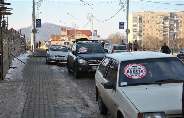 Активісти організації "СтопХам" вже готують у Мукачеві нову акцію з протидії порушень водіями правил паркування – 01 Активісти організації "СтопХам" вже готують у Мукачеві нову акцію з протидії порушень водіями правил паркування – 01
